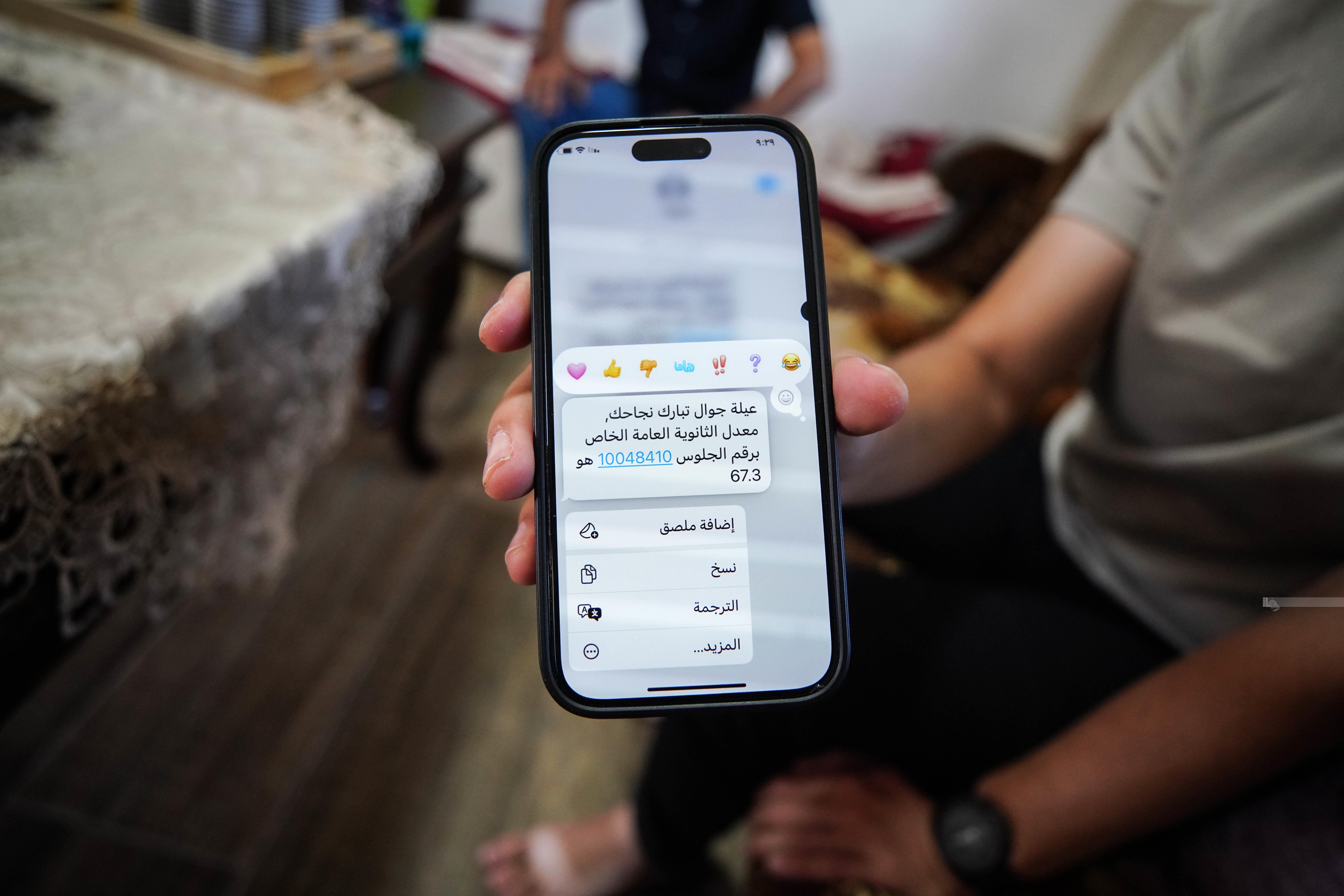 الطالب الجريح والفاقد لبصره كمال عرعراوي من مخيم جنين أثناء تلقيه نتيجة الثانوية العامة (تصوير: محمد منصور/وفا)